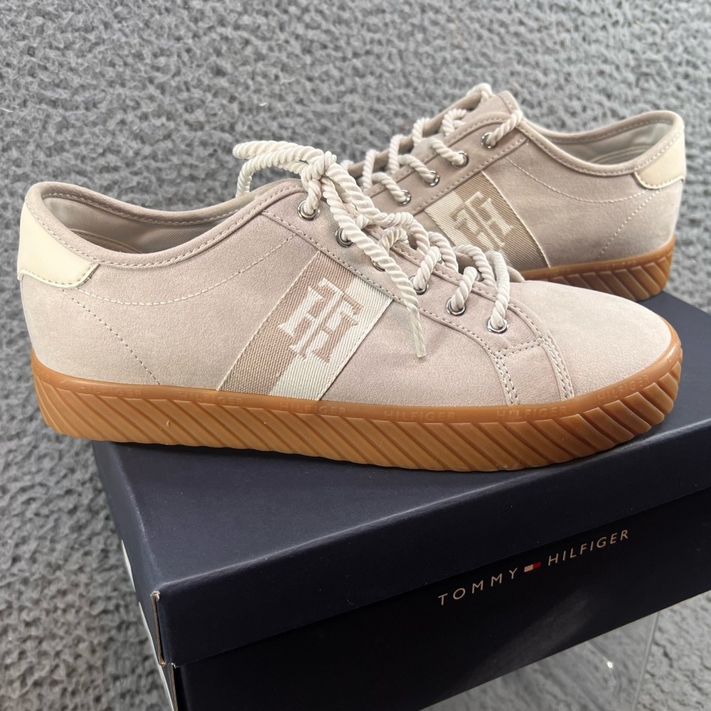 Tommy Hilfiger Hartily Cream Taupe Sneakers Women’s 10M Classic Platform Neutral